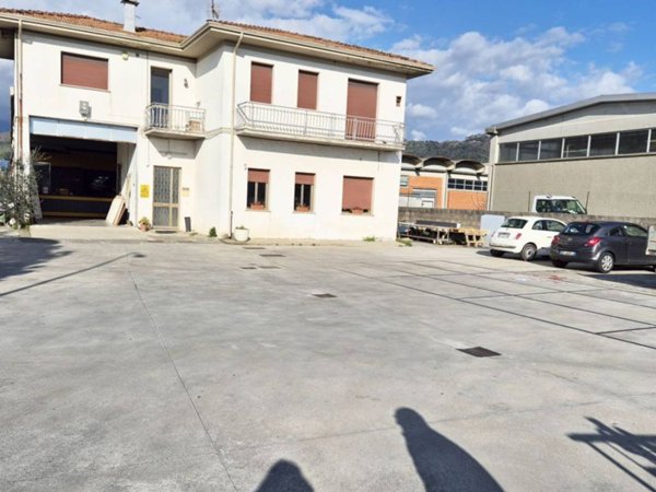 locale commerciale in vendita a Camaiore in zona Capezzano Pianore