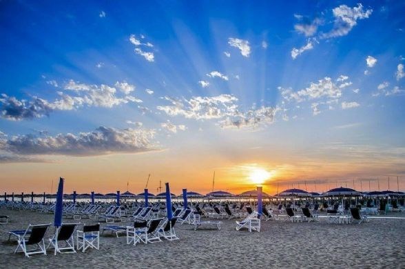 negozio in vendita a Camaiore in zona Lido di Camaiore