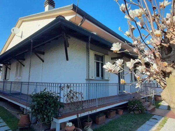 casa indipendente in vendita a Camaiore in zona Lido di Camaiore