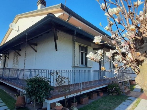 casa indipendente in vendita a Camaiore in zona Lido di Camaiore