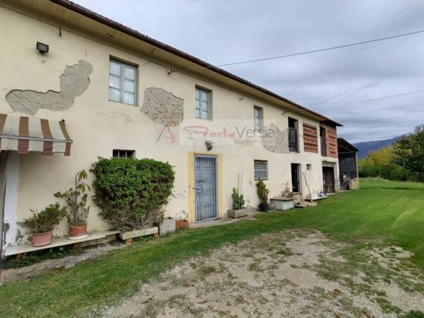 casa indipendente in vendita a Camaiore in zona Capezzano Pianore