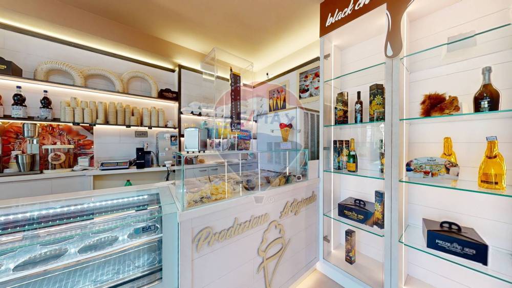 negozio in vendita a Camaiore in zona Lido di Camaiore