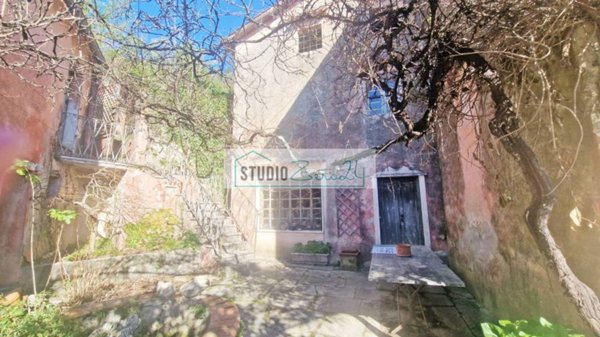 casa indipendente in vendita a Camaiore in zona Casoli