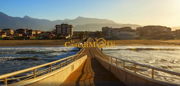 negozio in vendita a Camaiore in zona Lido di Camaiore