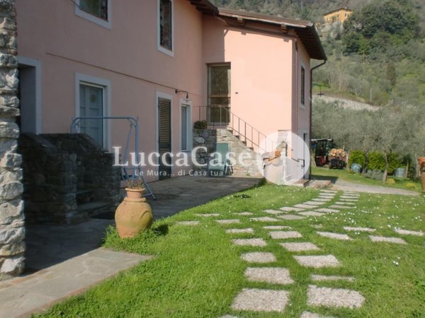 casa indipendente in vendita a Camaiore in zona Fibbialla