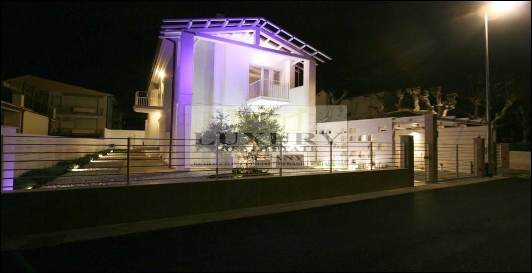 casa indipendente in vendita a Camaiore in zona Lido di Camaiore