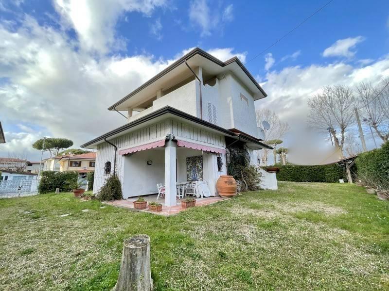 casa indipendente in vendita a Camaiore in zona Lido di Camaiore