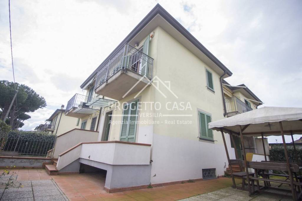 casa indipendente in vendita a Camaiore in zona Lido di Camaiore
