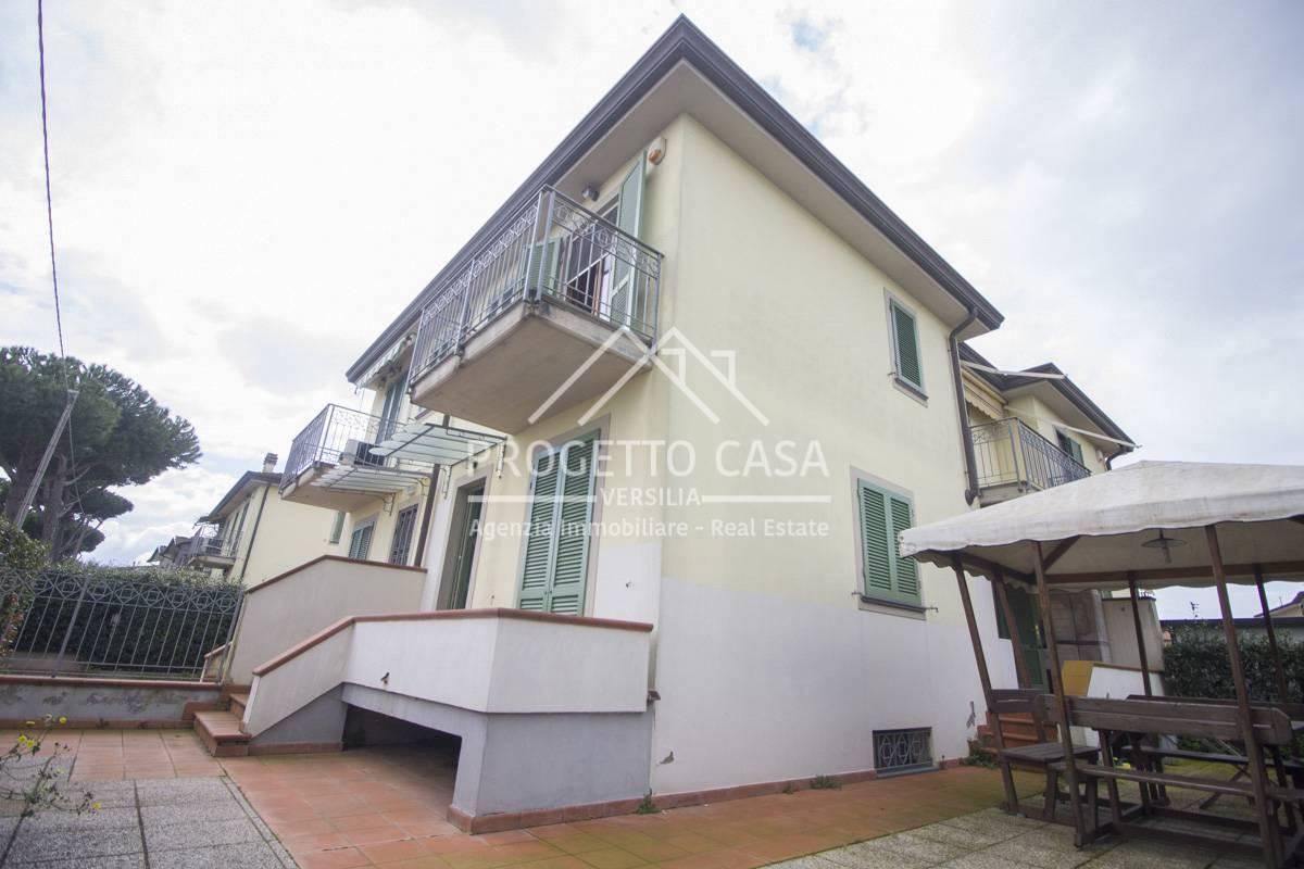 casa indipendente in vendita a Camaiore in zona Lido di Camaiore