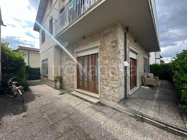 appartamento in vendita a Camaiore in zona Lido di Camaiore