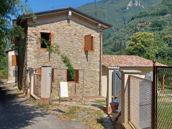 casa indipendente in vendita a Camaiore in zona Vado