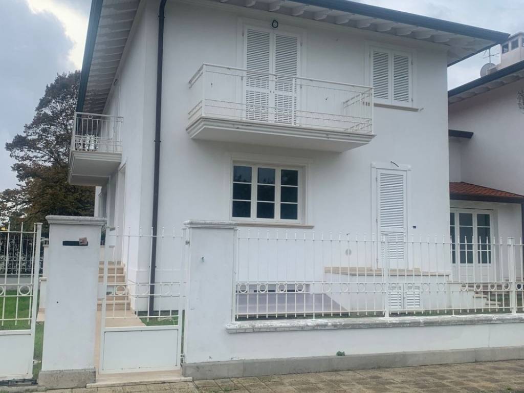 casa indipendente in vendita a Camaiore in zona Lido di Camaiore
