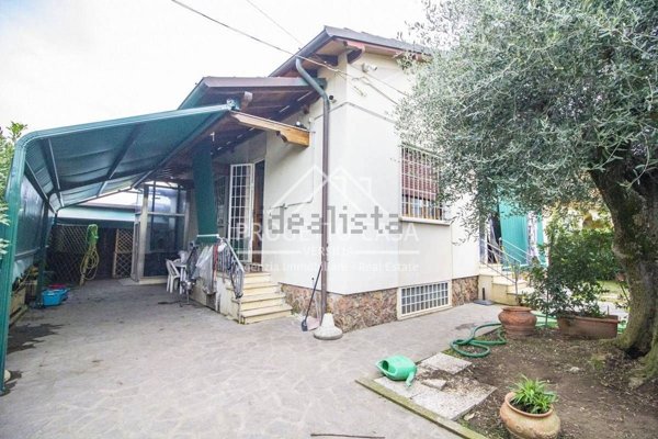 casa indipendente in vendita a Camaiore in zona Lido di Camaiore