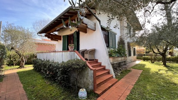 casa indipendente in vendita a Camaiore in zona Lido di Camaiore