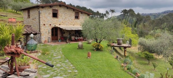 casa indipendente in vendita a Camaiore in zona Montemagno