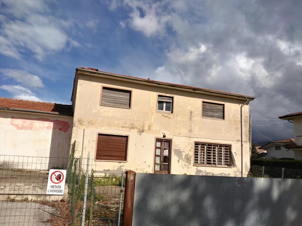 negozio in vendita a Camaiore in zona Capezzano Pianore
