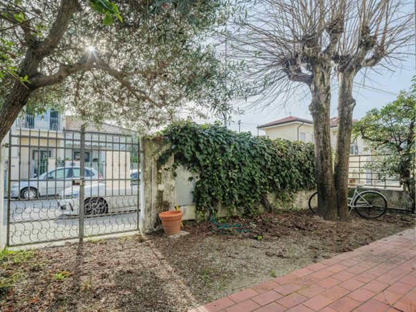 appartamento in vendita a Camaiore in zona Lido di Camaiore