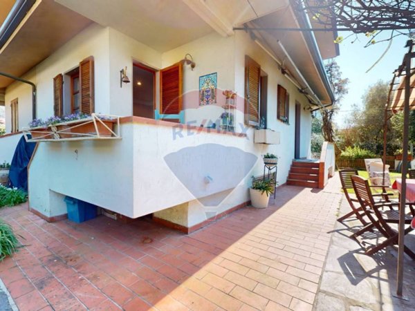 casa indipendente in vendita a Camaiore in zona Vado