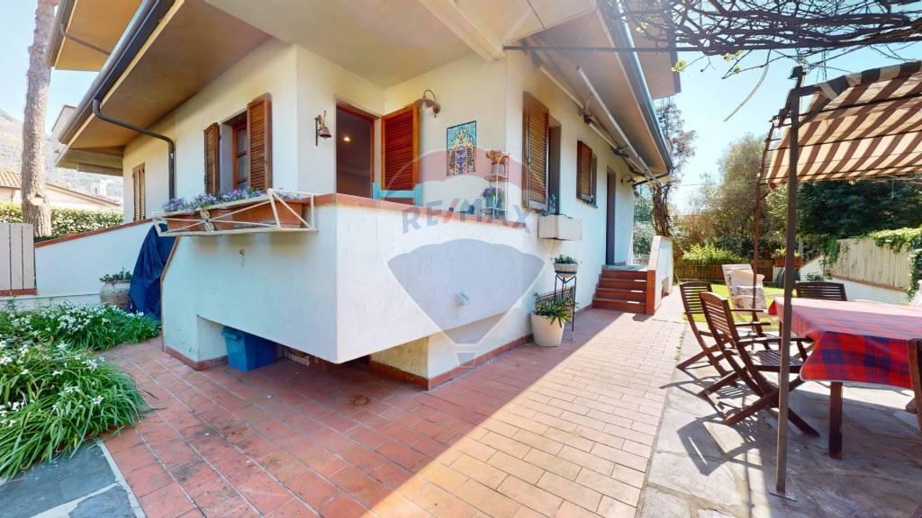 casa indipendente in vendita a Camaiore in zona Vado