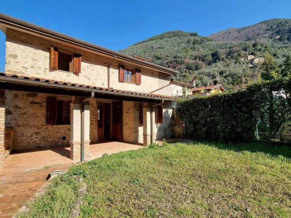 casa indipendente in vendita a Camaiore