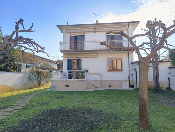 casa indipendente in vendita a Camaiore in zona Lido di Camaiore
