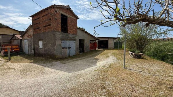 intera palazzina in vendita a Camaiore in zona Lido di Camaiore
