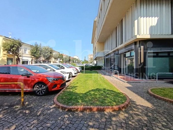 ufficio in vendita a Camaiore in zona Lido di Camaiore