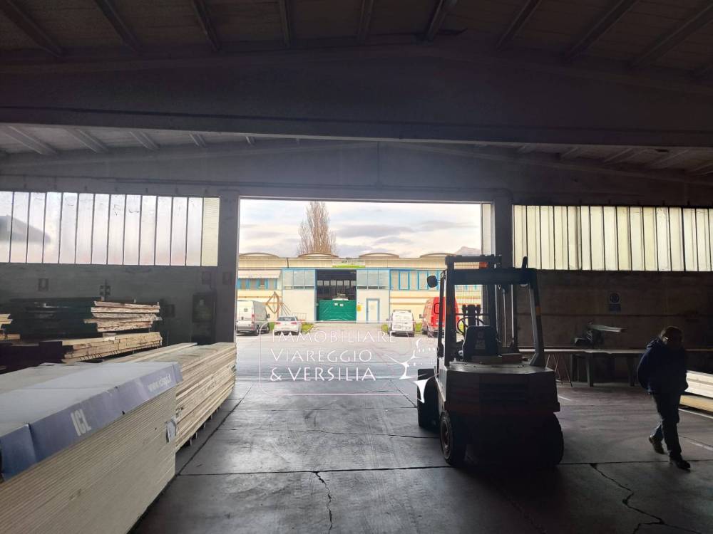 locale di sgombero in vendita a Camaiore in zona Capezzano Pianore