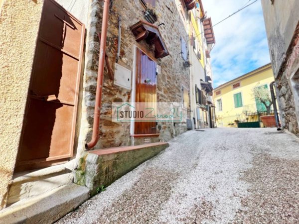 casa indipendente in vendita a Camaiore in zona Pedona