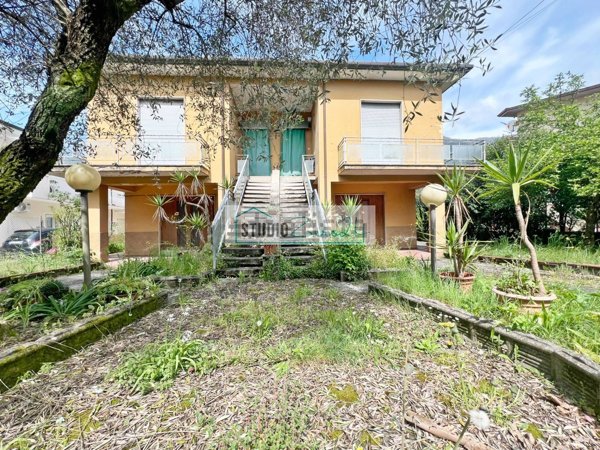 casa indipendente in vendita a Camaiore