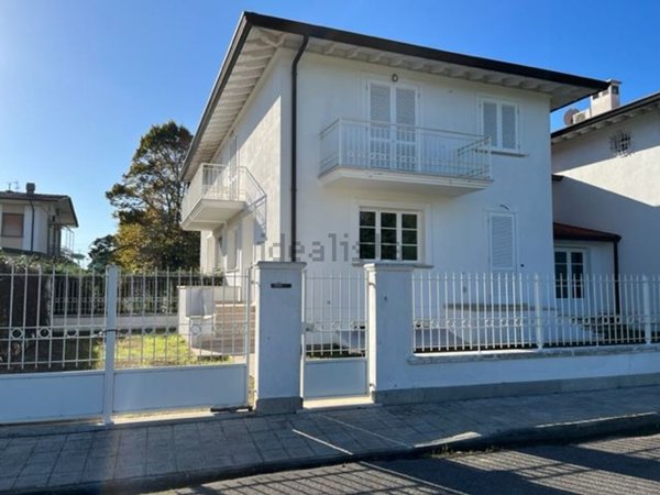 casa indipendente in vendita a Camaiore in zona Lido di Camaiore