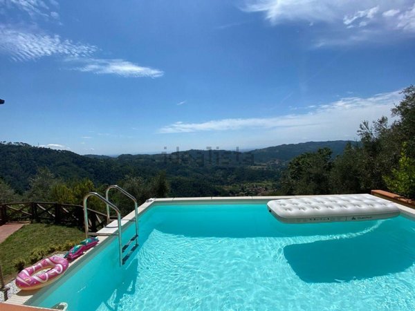 casa indipendente in vendita a Camaiore