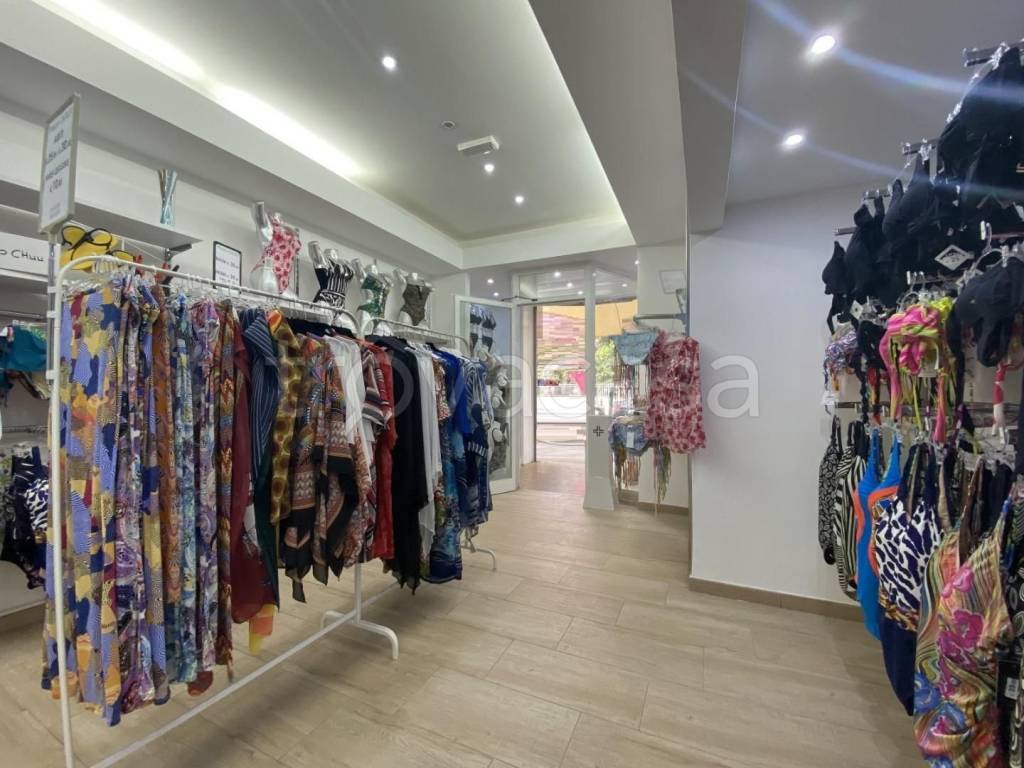 negozio in vendita a Camaiore in zona Lido di Camaiore