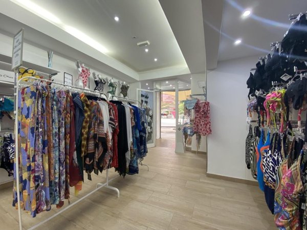 negozio in vendita a Camaiore in zona Lido di Camaiore