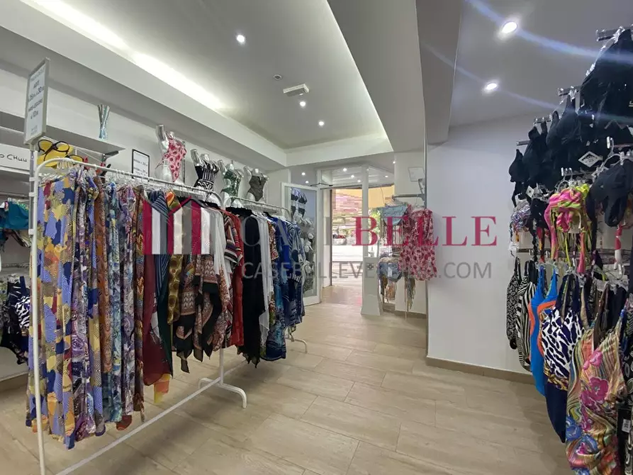 negozio in vendita a Camaiore in zona Lido di Camaiore