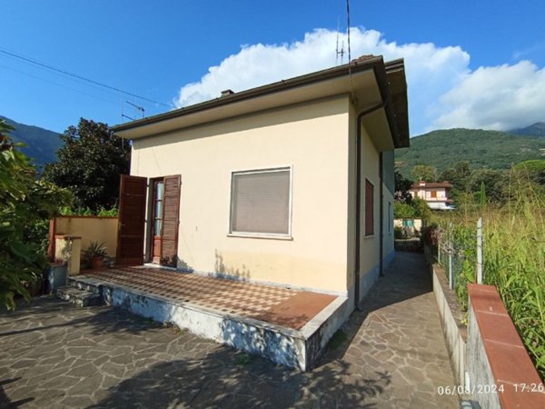 casa indipendente in vendita a Camaiore in zona Vado