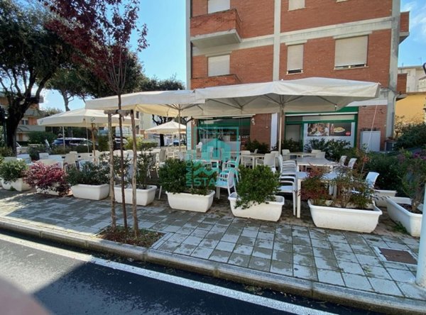 negozio in vendita a Camaiore in zona Lido di Camaiore