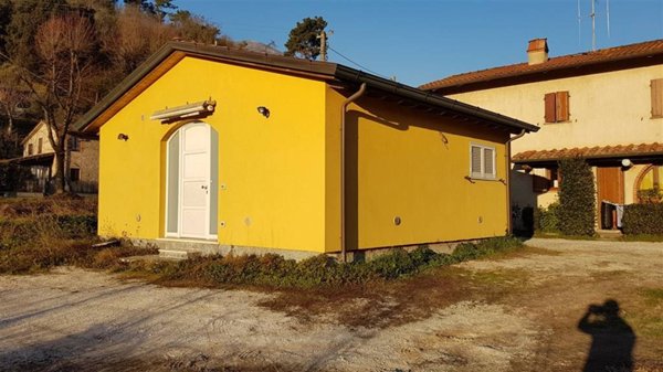 locale di sgombero in vendita a Camaiore in zona Vado
