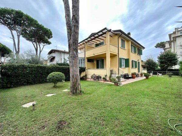 casa indipendente in vendita a Camaiore in zona Lido di Camaiore