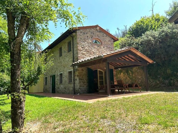 casa indipendente in vendita a Camaiore in zona Valpromaro