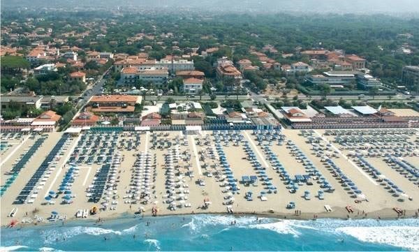 negozio in vendita a Camaiore in zona Lido di Camaiore