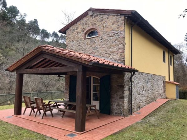 casa indipendente in vendita a Camaiore in zona Valpromaro