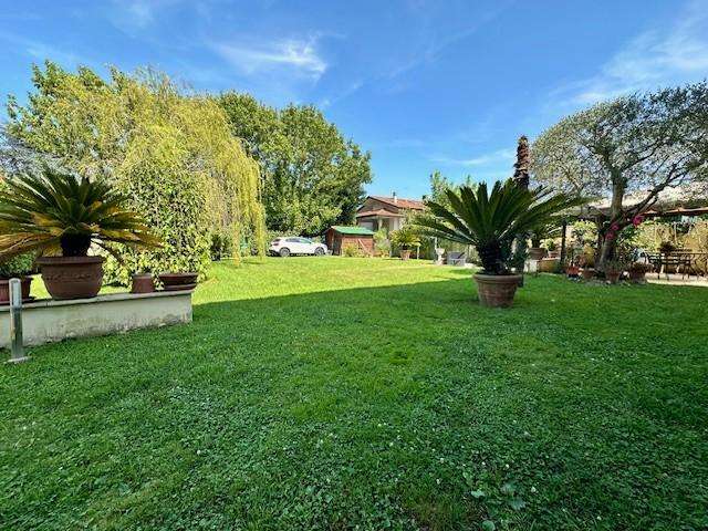 casa indipendente in vendita a Camaiore in zona Lido di Camaiore