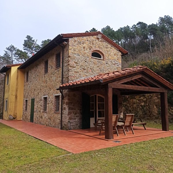 casa indipendente in vendita a Camaiore in zona Valpromaro