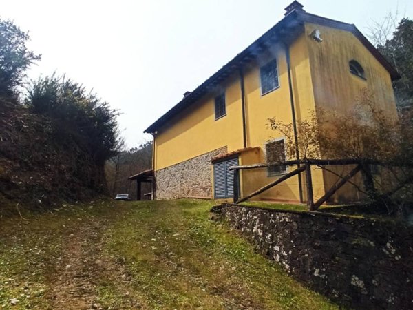 casale in vendita a Camaiore in zona Valpromaro