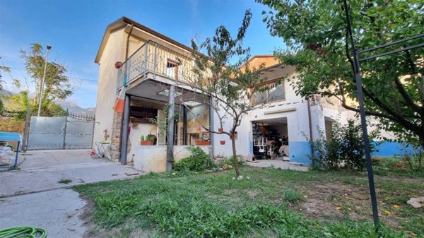 casa semindipendente in vendita a Camaiore in zona Vado