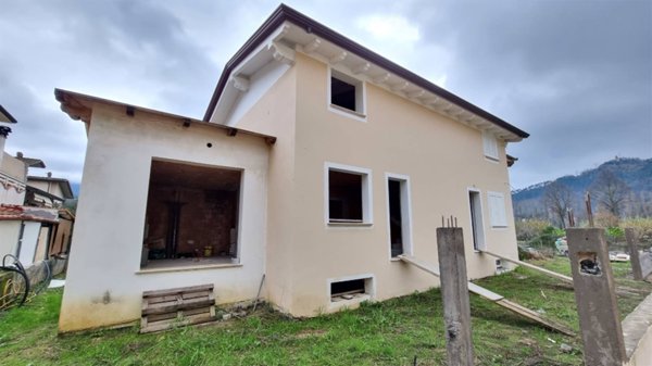 casa indipendente in vendita a Camaiore in zona Vado