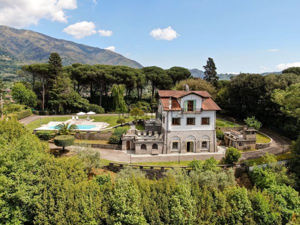 casa indipendente in vendita a Camaiore