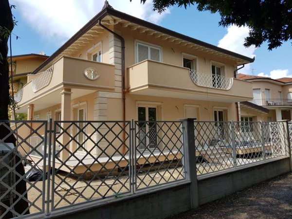 casa indipendente in vendita a Camaiore in zona Lido di Camaiore