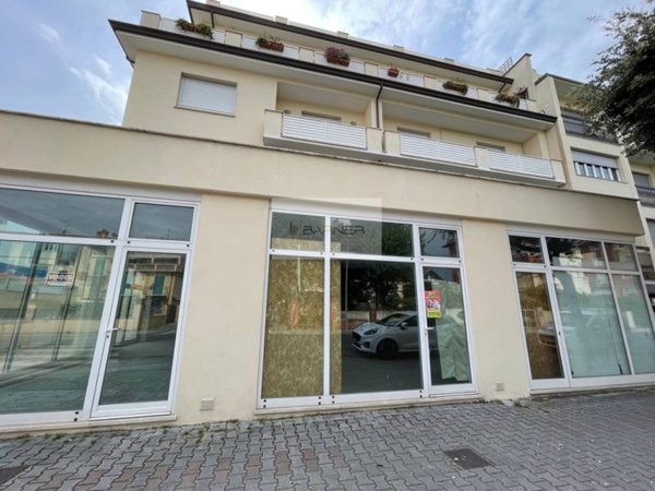 negozio in vendita a Camaiore in zona Lido di Camaiore